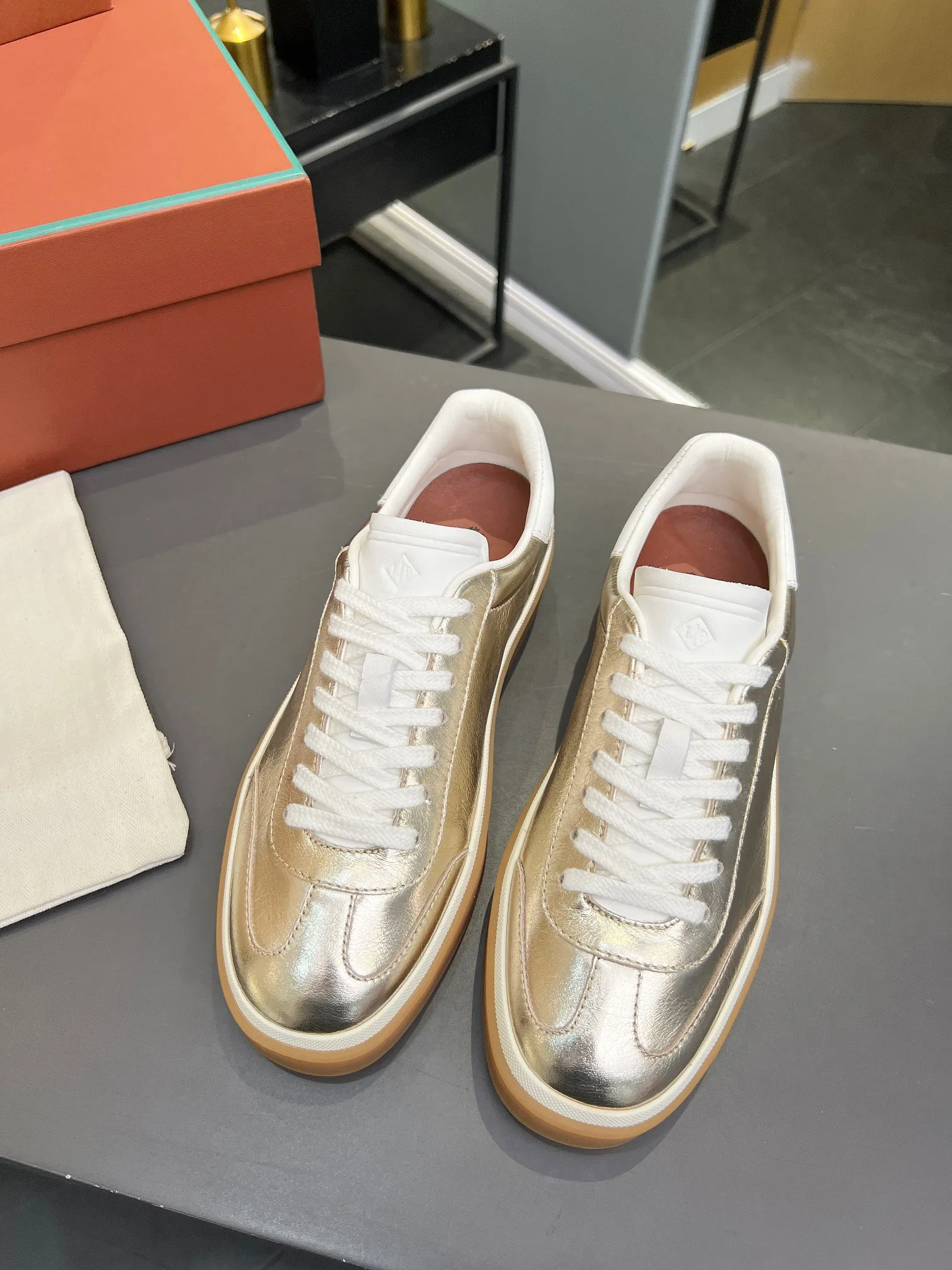 Men's shoes 💰600 purchasing agent, high version 🦅⛳️ Italy [Loro Piana] Tennis walk series LP couple's moral training shoes casual sports shoes sneakers 🎁🎁 Original purchase development and production This new suede tennis shoe adopts an ultra-low design, suitable for wearing all year round 👫👫 The wrapped sole creates an effortlessly attractive color combination that harmoniously blends functionality with understated style, making it the ideal shoe for urban wear. Soft calfskin tongue with Kummel color insert at the heel, cotton lace upper with embossed LP logo, cowhide suede sole, rubber-lined calfskin ✦Upper: imported first-layer cowhide➕customized original cowhide ✦lining: cowhide lining➕cowhide insole ✦sole: original molded TPR ultra-light outsole ✦packaging: original complete package ✦Female size: 35--40 ✦Male size: 39--45